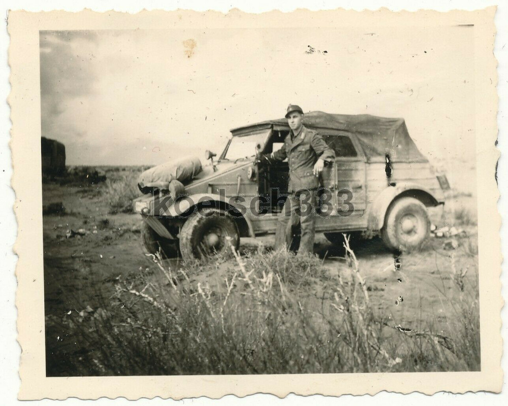Foto Afrika Korps Flak Batl. 612 DAK Soldat am VW Kübelwagen PKW