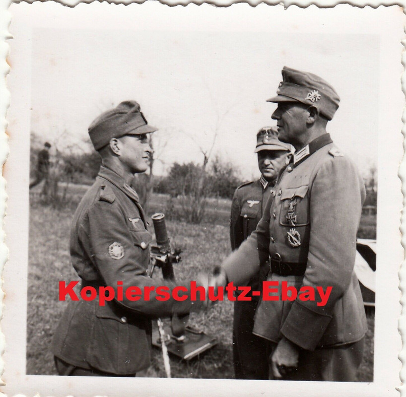 Wehrmacht Rußland Gebirgsjäger Offizier ehrt Kameraden - Granatwerfer