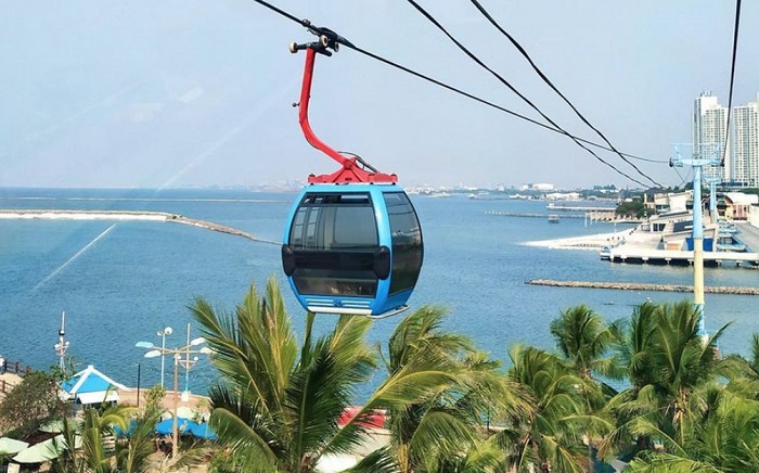 Gondola Ancol bisa dibilang sebagai wahana lereta gantung pertama dan tertua di Indonesia.
