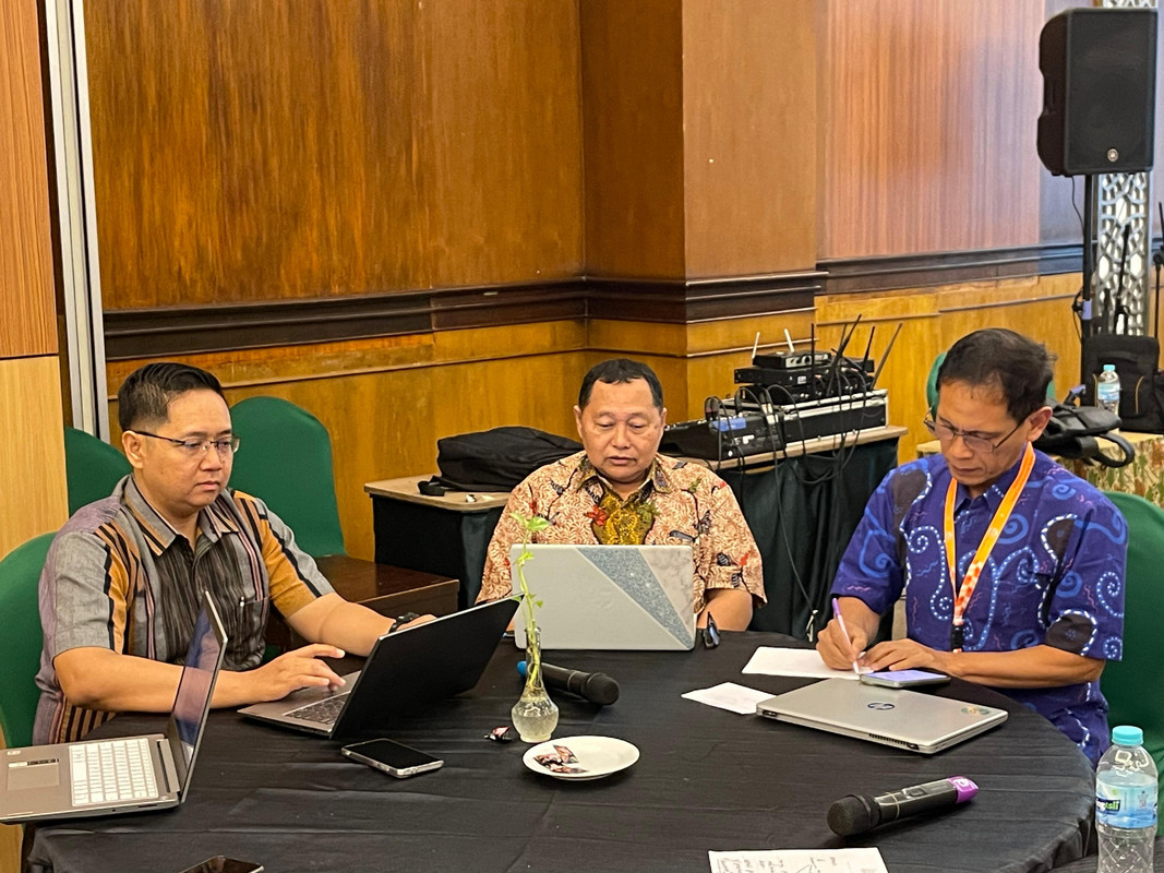 Dr. H. Jarot Wahyudi, S.H., M.A. (kanan) dan Dr. Zamzam Afandi, M.Ag. (tengah) saat sedang berdiskusi