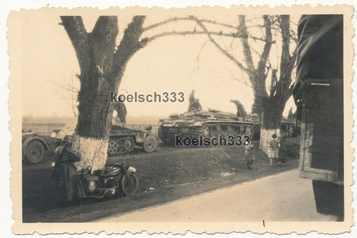 Foto Kradschütze Sturmgeschütz Munitionsschlepper Panzer Halbkette im Osten 1941