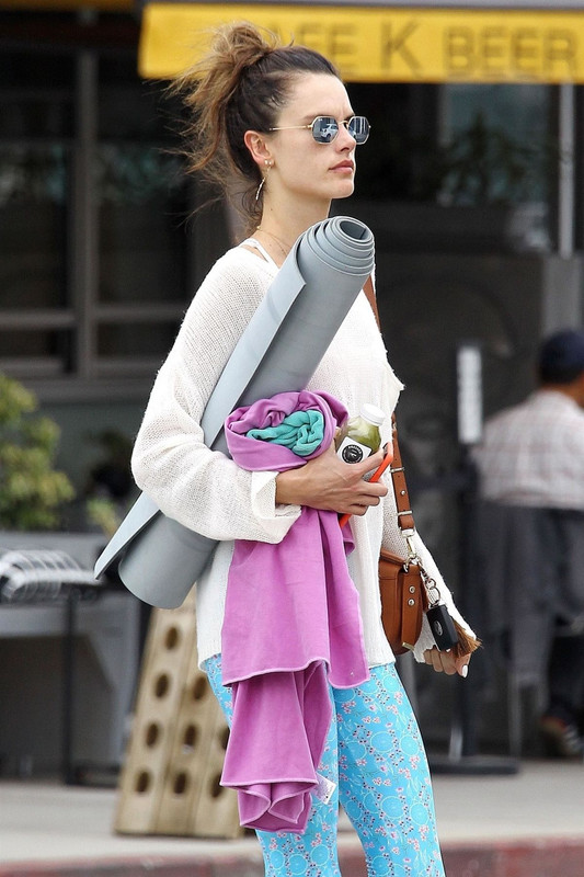 alessandra-ambrosio-leaves-a-yoga-class-in-santa-monica-04-30-20