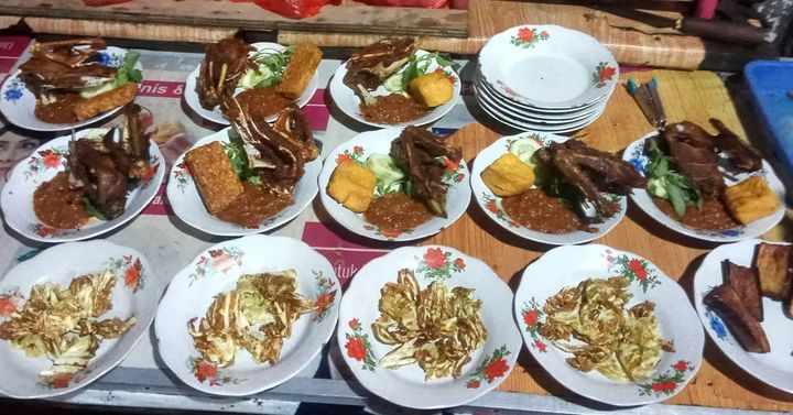 Sajian bebek goreng di warung Bebek Wastu Nanda, pilihan tempat makan malam enak di Bandung.