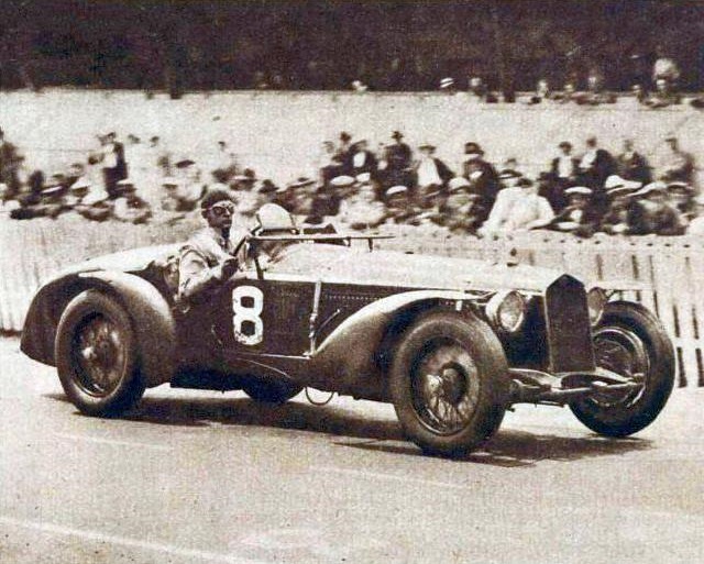 L'Alfa_Romeo_8C_2300LM_de_Sommer_et_Chinetti,_victorieuse_des_24_heures_du_Mans_en_1932