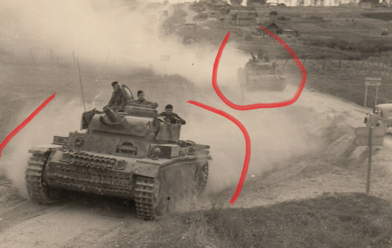 Foto WH Soldat Panzer Tank Panzer III. IV. Aufhängung Seitenplatten