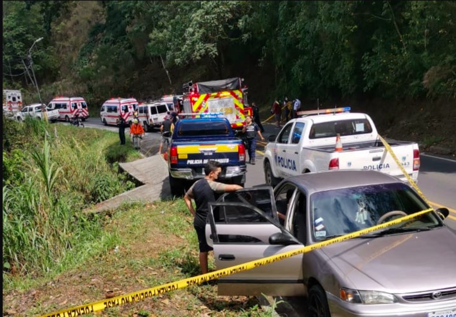 Mujer muere en Costa Rica tras caer de un acantilado por tomarse una selfie