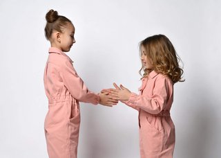 Онлайн логопед для детей с огромным опытом Two-girls-are-sister