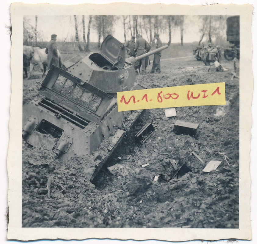 Russische Panzer zerstört im Granatentrichter ! Stuka Arbeit