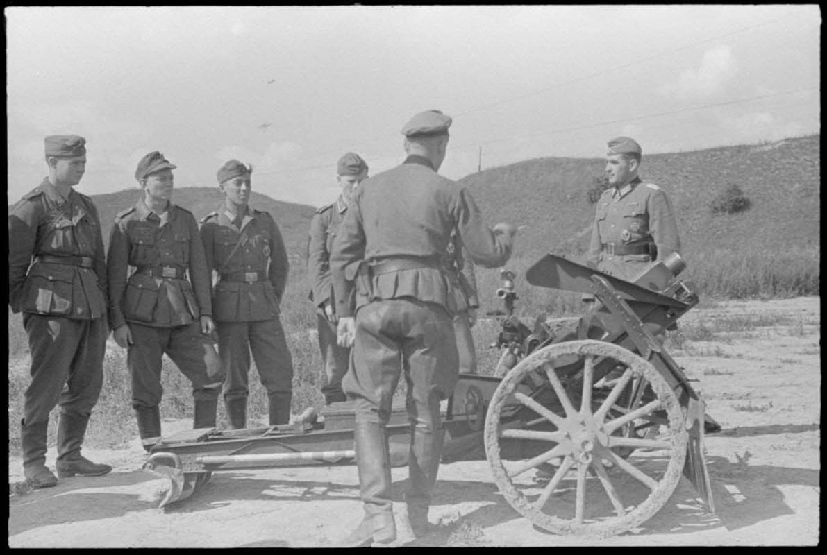 Instruction de fantassins sur une pièce de 7,5 cm leichtes Infanteriegeschütz 18 avec la présence du