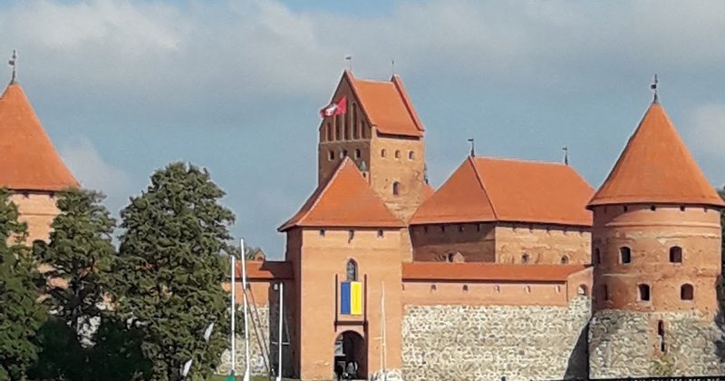 Svetima vėliava ant Tautos simbolio - Tautos atminties ir garbės išniekinimas