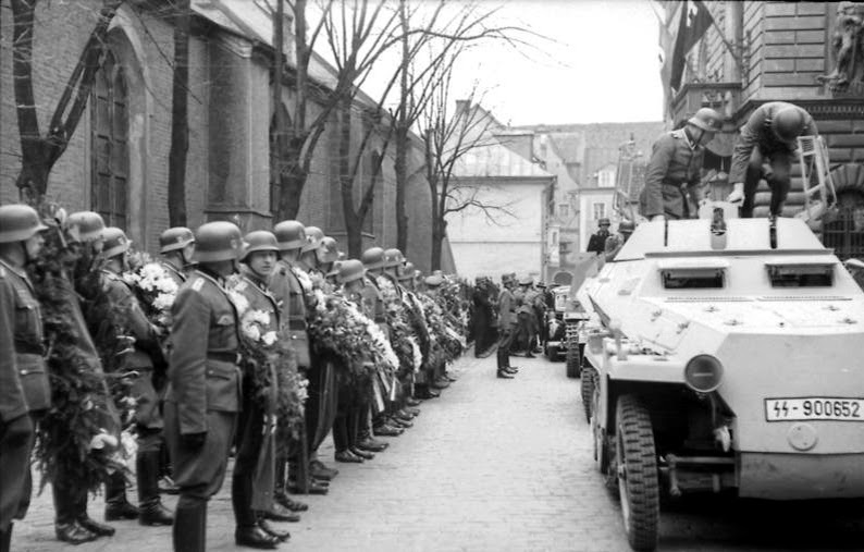 Funeral por el Teniente Coronel Voldemars Veiss, a la izquierda de la imagen soldados aguardan la llegada de su Teniente Coronel para recibirlo con grandes coronas de flores Funeral por el Teniente Coronel Voldemars Veiss, a la izquierda de la imagen soldados aguardan la llegada de su Teniente Coronel para recibirlo con grandes coronas de flores