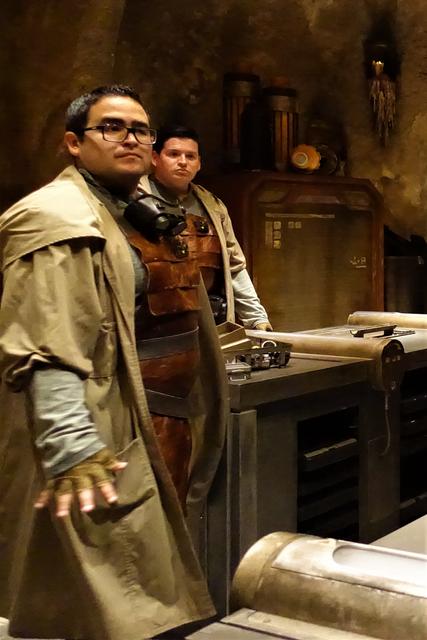 PERSONAJES EN STAR WARS: GALAXY'S EDGE - DISNEYLAND ~ STAR WARS: GALAXY'S EDGE, LA GUIA (22)