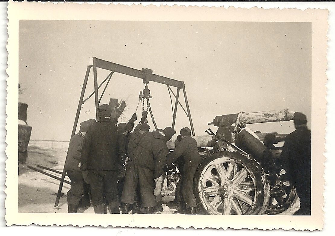 Orig.Foto Geschütz Rohrwechsel mit Flaschenzug Gerüst in Rußland im Winter