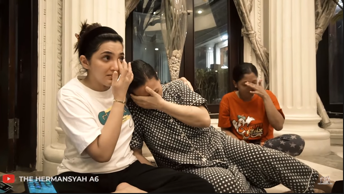 Suteng ditenangkan oleh Ashanty.
