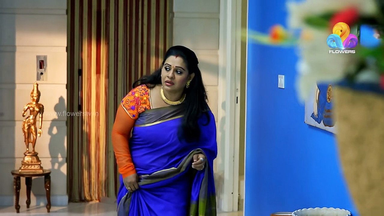 Beena Antony Navel Slips.mkv_snapshot_00.03.445