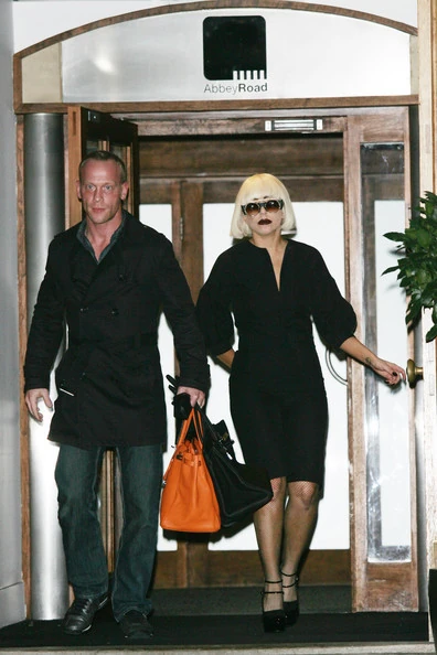 11-4-10-Leaving-Abbey-Road-Studios-001.w