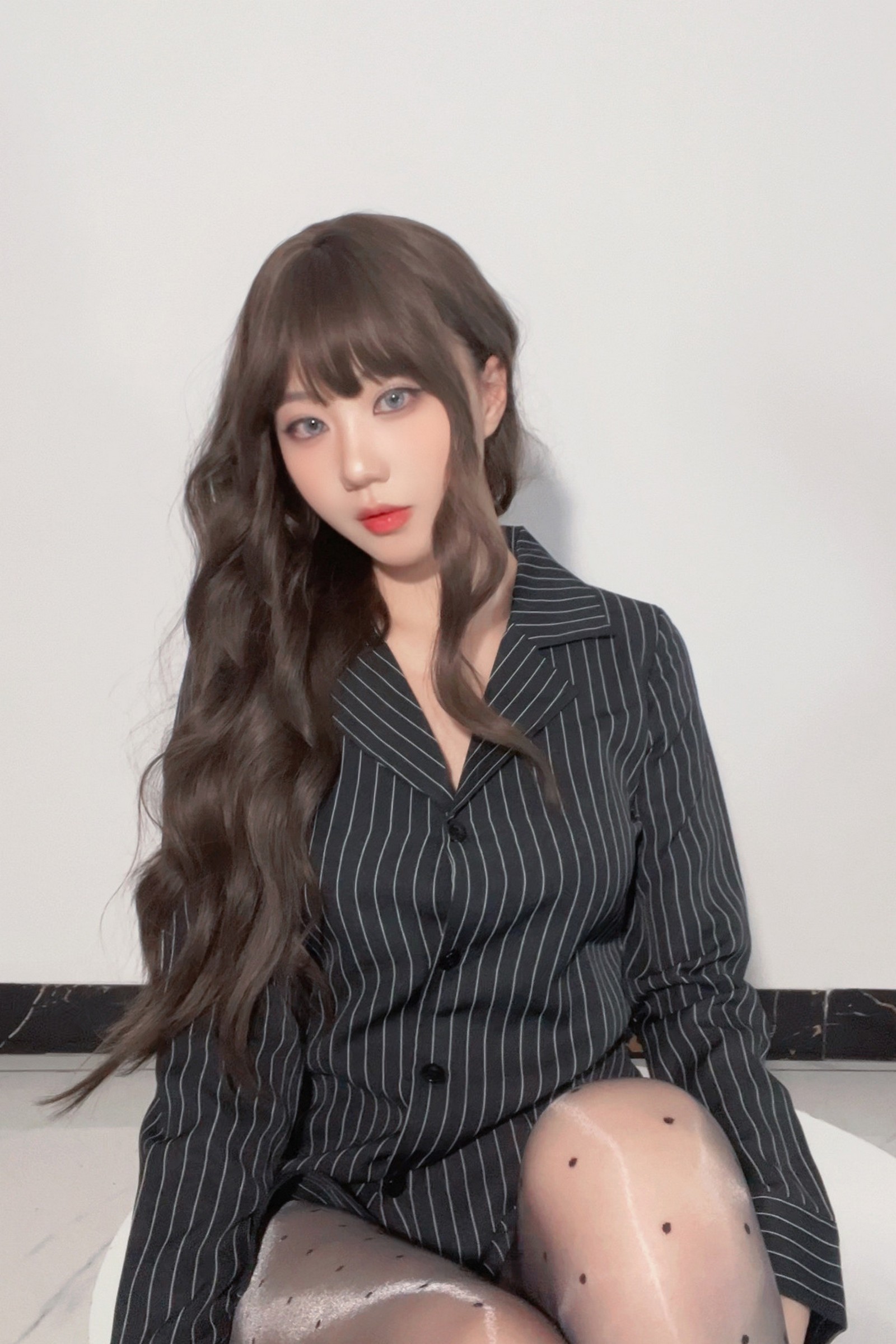 无影喵喵 秘书 Cosplay 写真＋视频合集｜职业制服风高清摄影（98P｜6V｜1.24GB）插图8