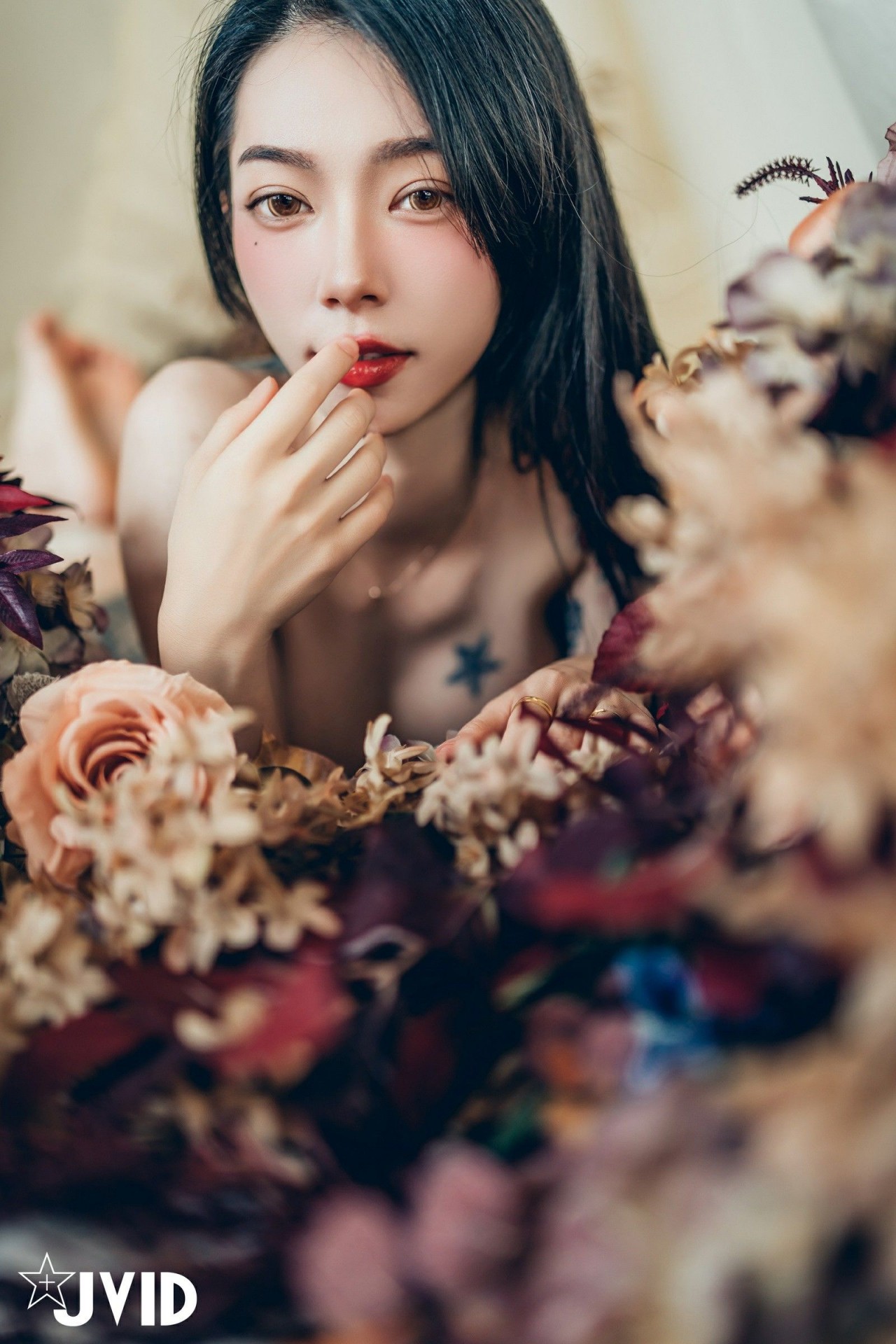 jvid 飄 飄《女神比基尼》美女写真，躺在浴缸场景，尽显性感姿态插图5