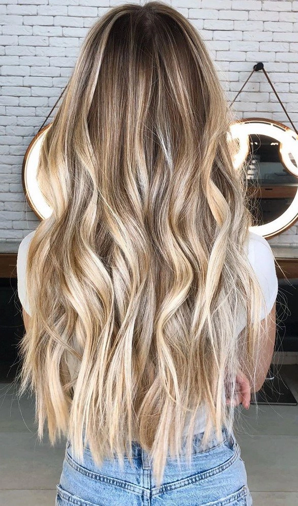 Long wavy beige blonde hair