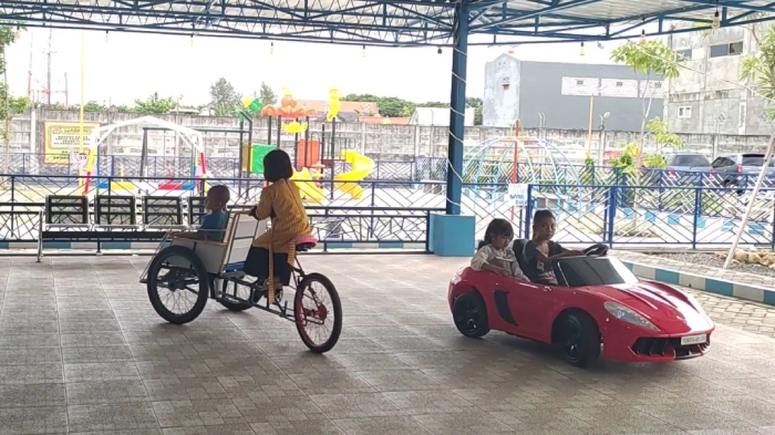 Pengunjung anak-anak sedang asyik bermain di area Gading Kuning Playground, Jumat (17/2/2023).