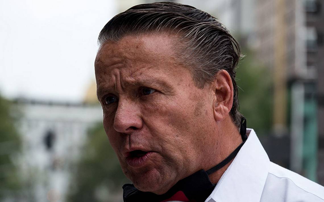 Alfredo Adame duerme con una pistola en su cama