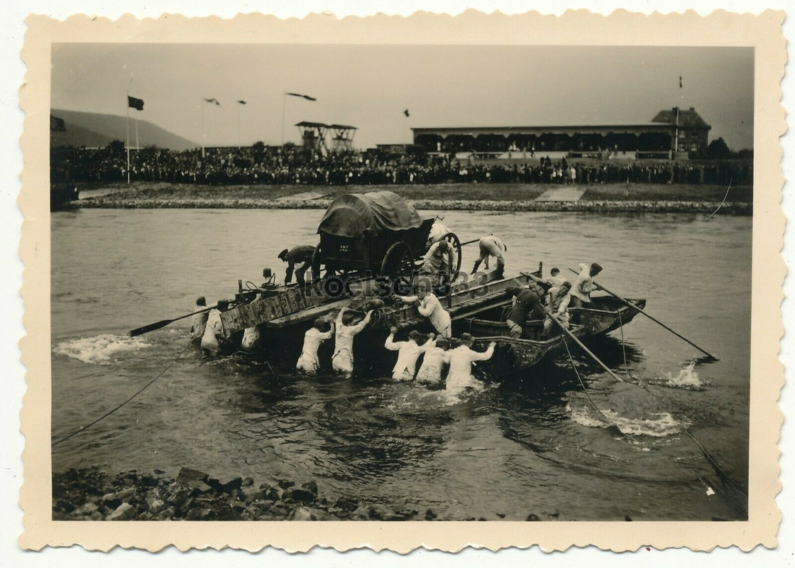 11 Fotos Pionier Batl. 19 Holzminden Weser Ponton Fähre LKW Gefechtswagen5