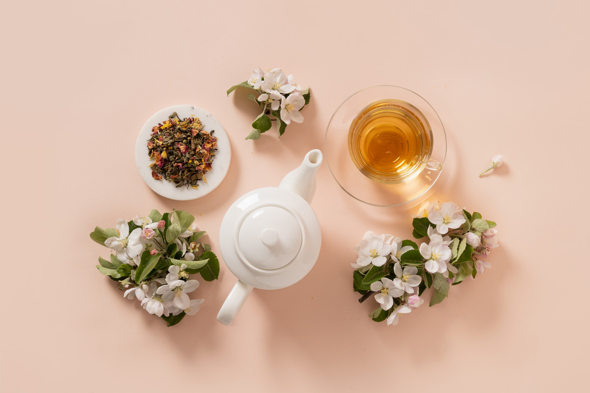 thé blanc et fleurs