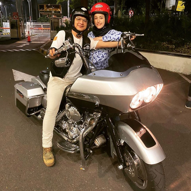 Pasha Ungu mengendarai motor bersama Adelia
