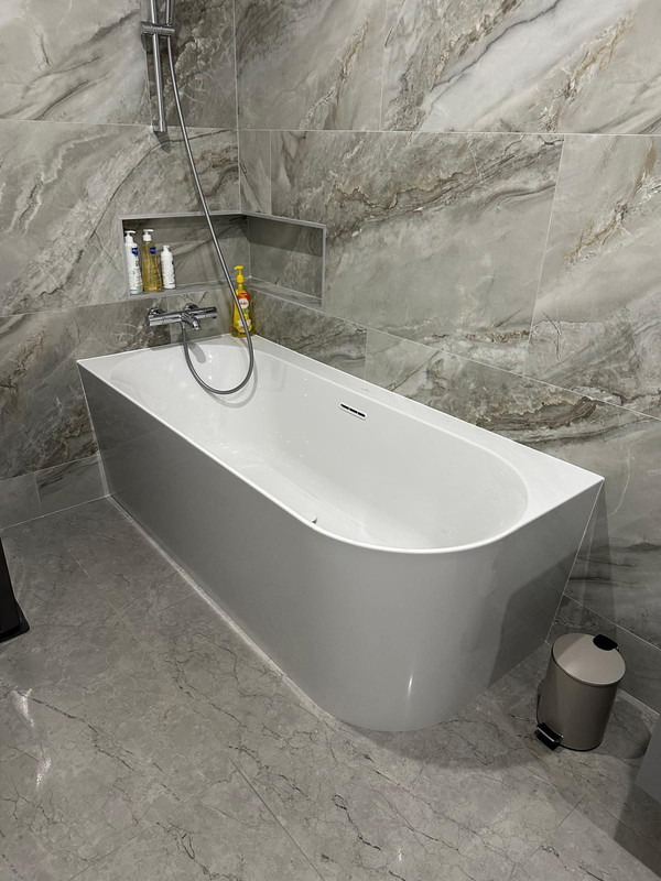 Baignoire autoportante dans salle de bain en marbre