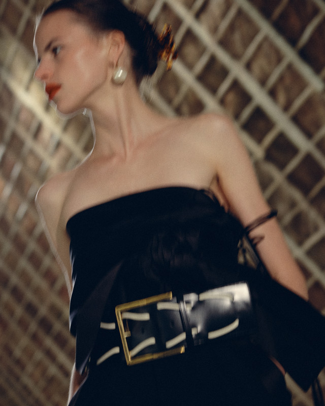Celine SS27, l’abito nero con cintura oversize Abito nero Celine SS27 con grande cintura e fibbia geometrica