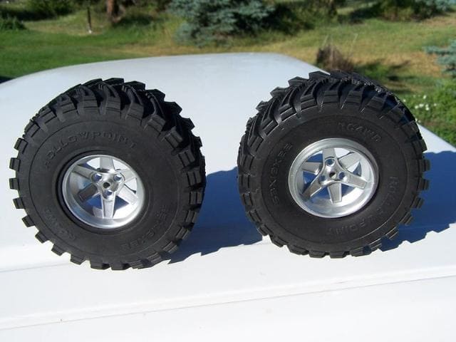 Расширенная и обычная установка шин RC4WD с полой точкой 2.2 на колеса Lego Power Pullers 22969.