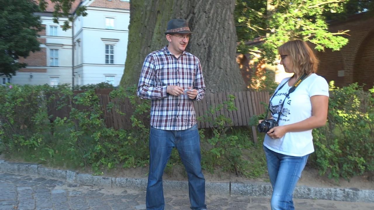 33.25 - Scenku na katedralnym dziedzińcu_002204