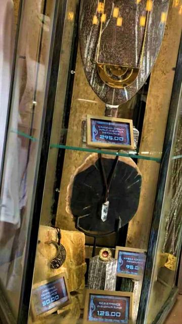DOK-ONDAR DEN OF ANTIQUITIES: Tienda-museo para amantes de Star Wars - DISNEYLAND ~ STAR WARS: GALAXY'S EDGE, LA GUIA (26)