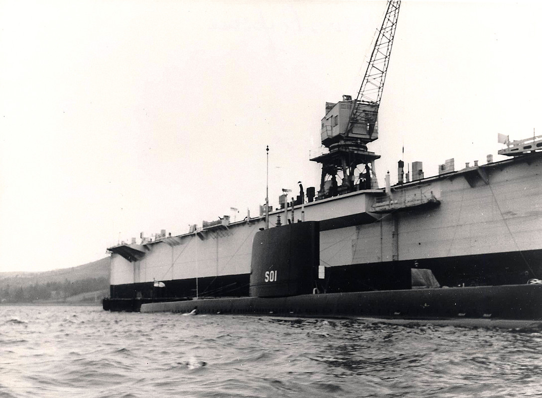 HMS Porpoise у плавучего дока в Фаслейне