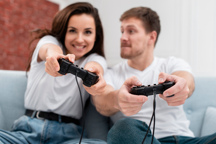 20230504165156-fpdl-in-front-view-man-woman-having-fun-while-playing-with-controllers-23-214839774.jpg