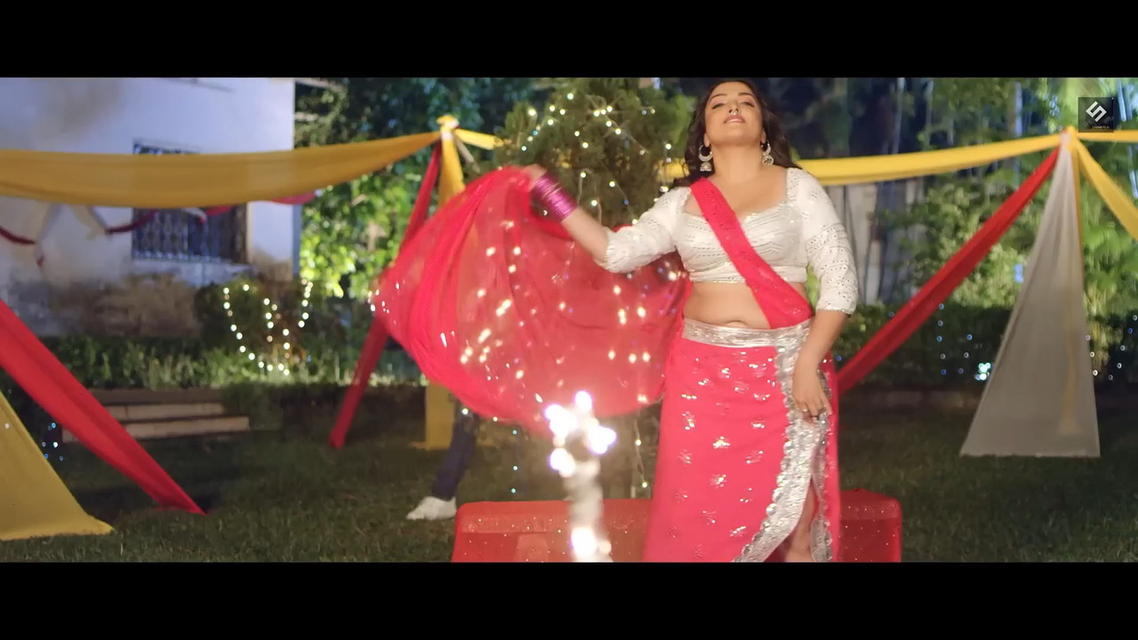 Amrapali Dubey Hot Sexy song latest bhojpuri gana -Samaj Mein Parivartan.mp4_snapshot_02.19.625