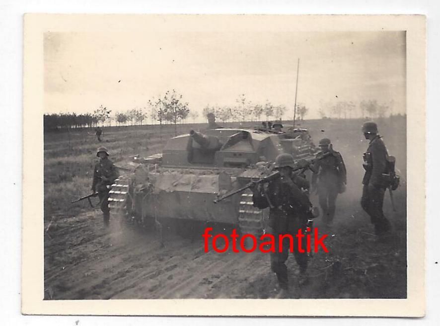 Panzer , Sturmgeschütz mit Infanterie Soldaten, 