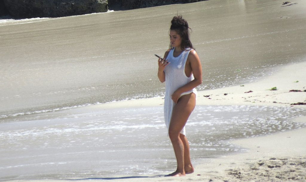 Holly-Young-Upskirt-STARS-com-61