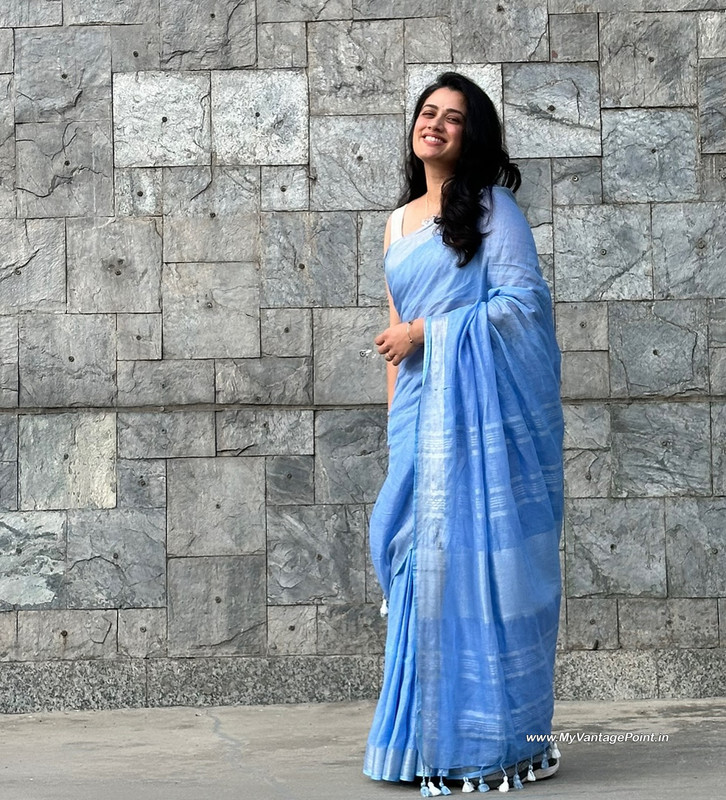 5-Girija-Oak-Godbole-Photos-in-Blue-Saree-and-White-Blouse-in-Lallantop-Interview-My-Vantage-Point