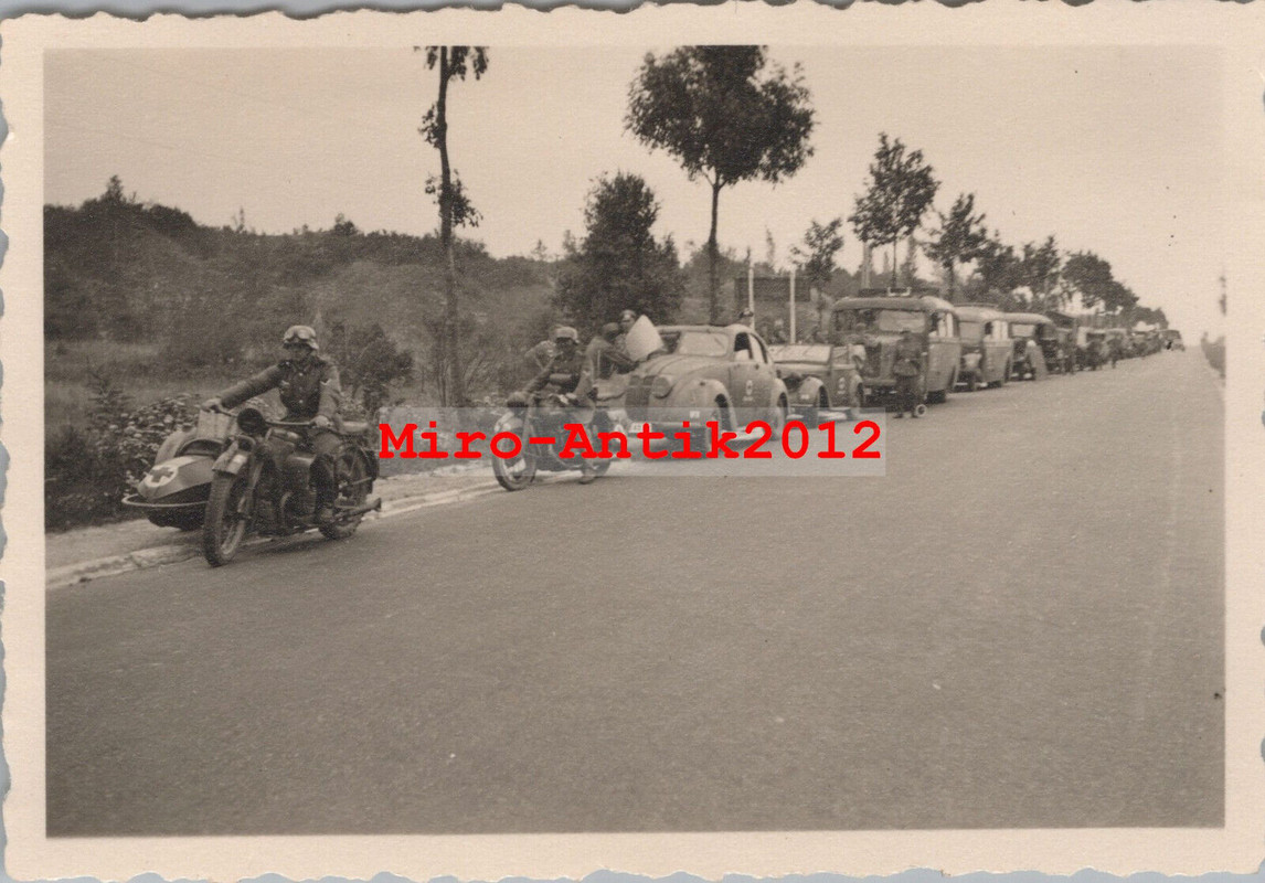 Foto, Wehrmacht, Sanitäts Konvoi mit Krad Gespann, Pkw und Lkw, France