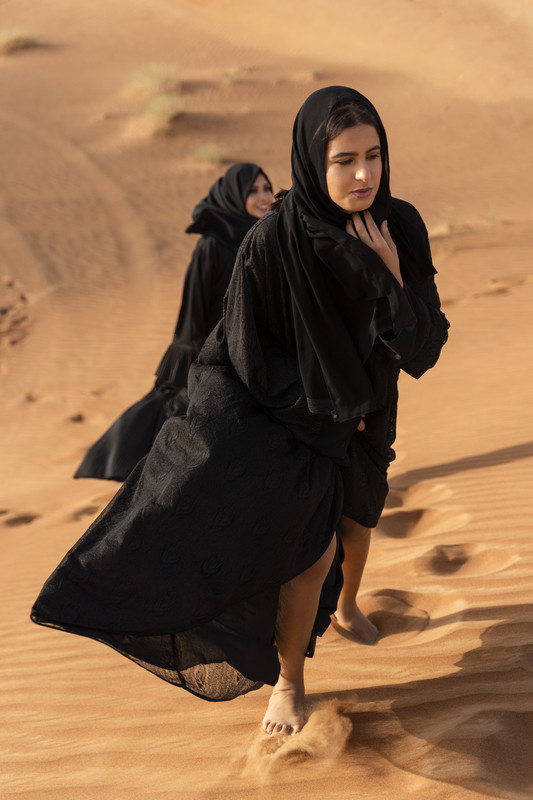 C:\Users\lenovo\Pictures\Saved Pictures\muslim woman\woman-wearing-hijab-desert.jpg