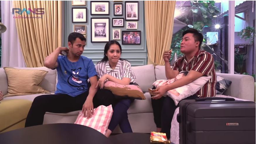 Merry berbincang-bincang dengan Raffi Ahmad dan Nagita Slavina