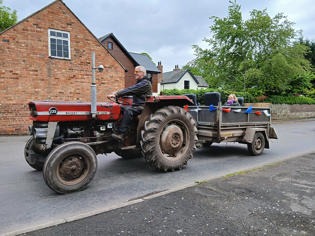 MF 135 trailer