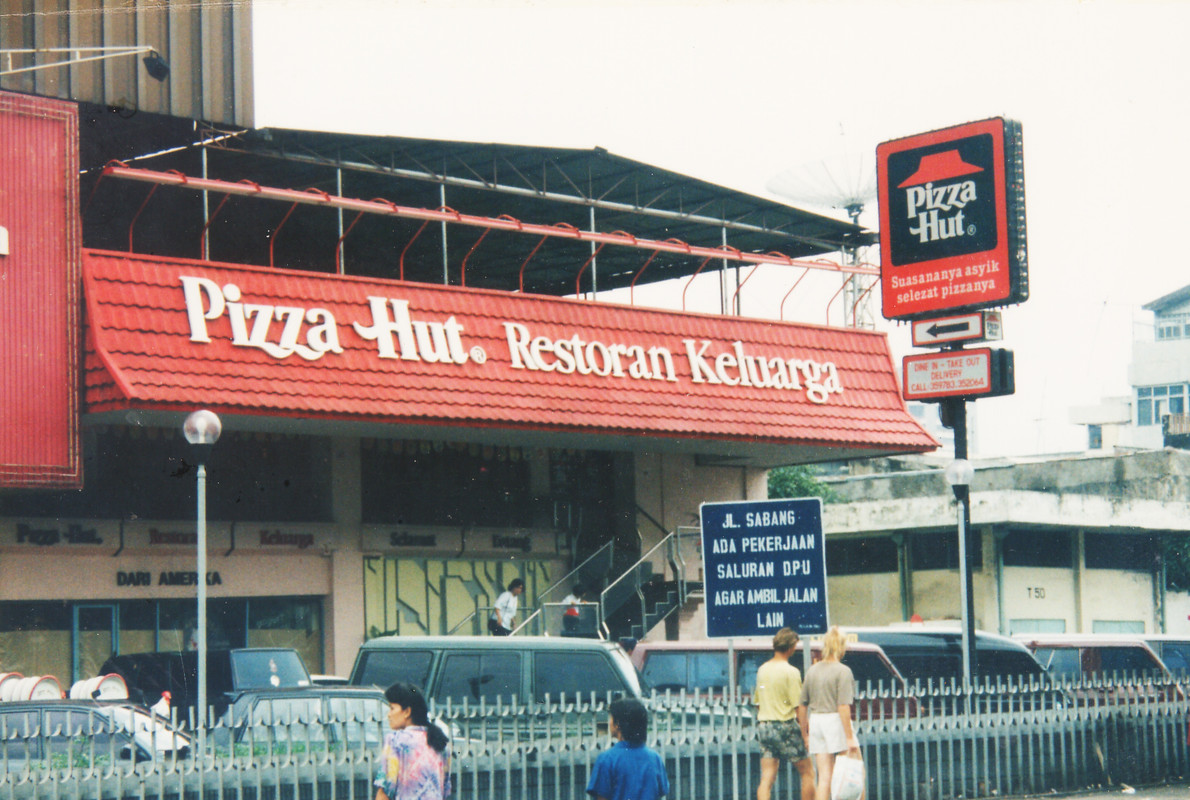 Restoran Pizza Hut pertama di Indonesia