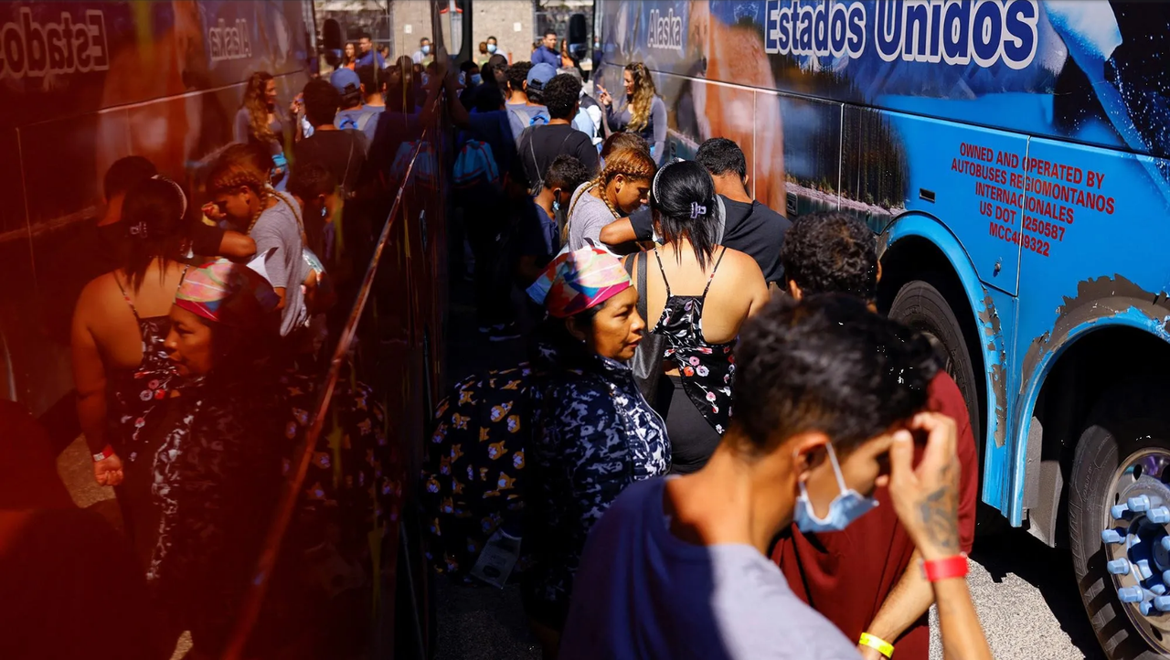 Decenas de migrantes son enviados desde Texas a Nueva York y Chicago
