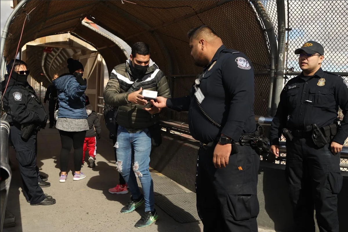 Migrantes obtienen permiso para cruzar de México a EU