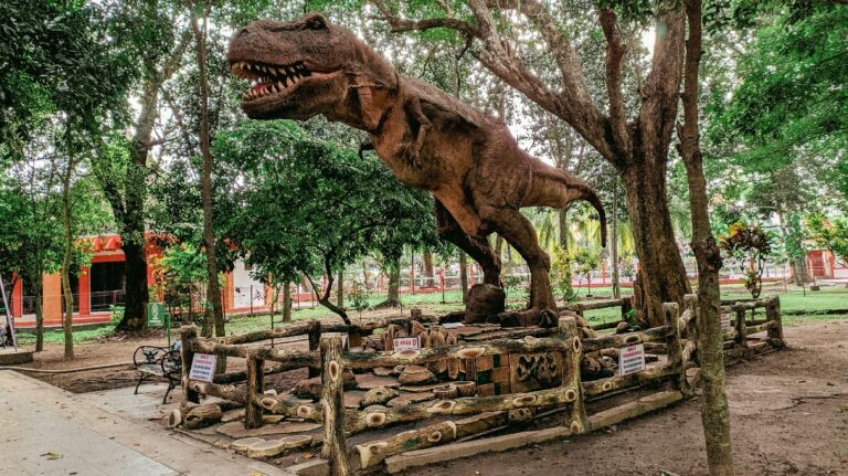 Patung-Dinosaurus-di-Taman-Kebon-Rojo-Blitar-Kebon-Rojo-Park-Google-Maps-768x431