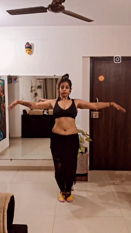 [Image: desi-girl-sexy-belly-dance-in-black-cost...00-592.jpg]