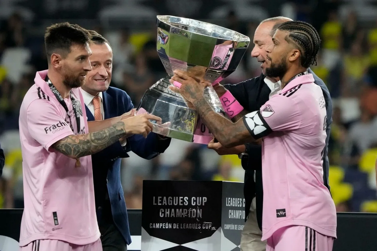Video: Enorme gesto de Messi con un compañero en premiación de Leagues Cup