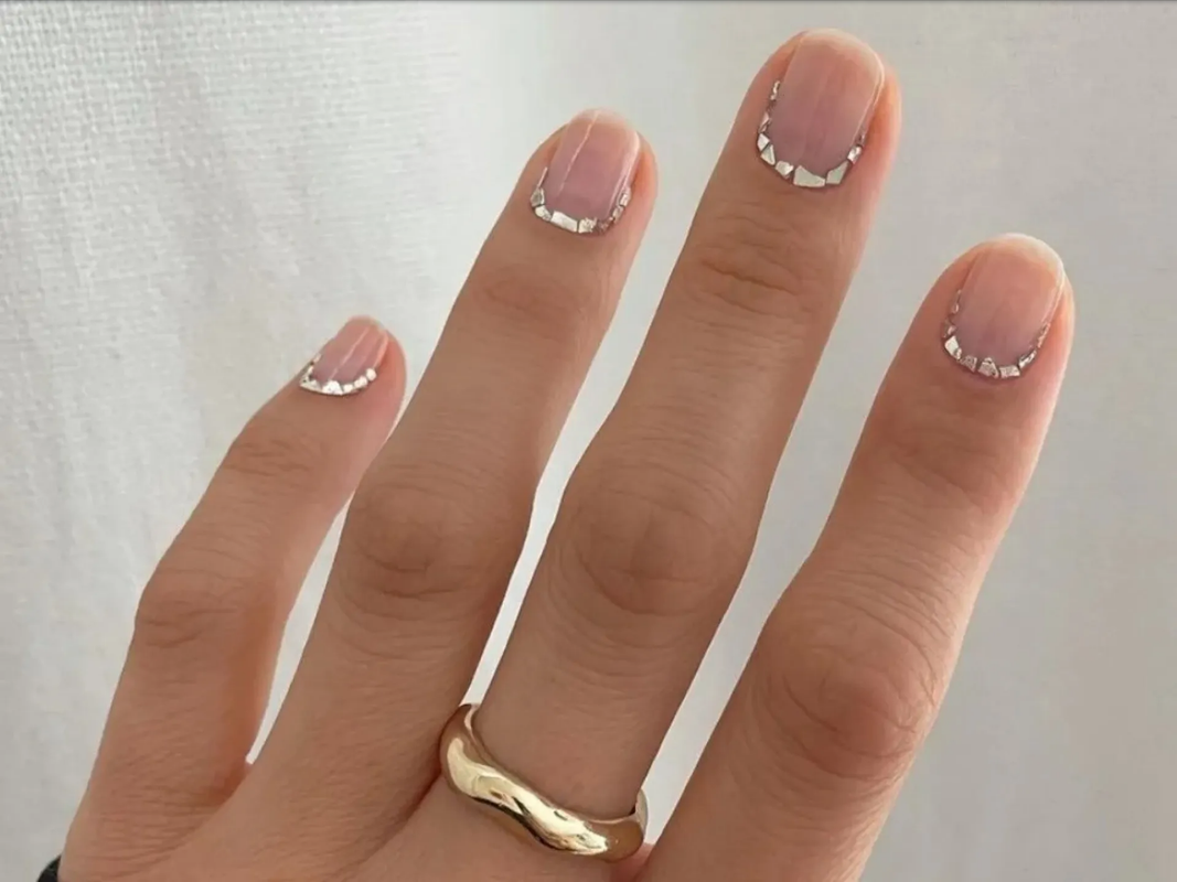 ¿Qué es la manicura francesa invertida?